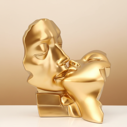 Sculpture couple doré fond crème marron