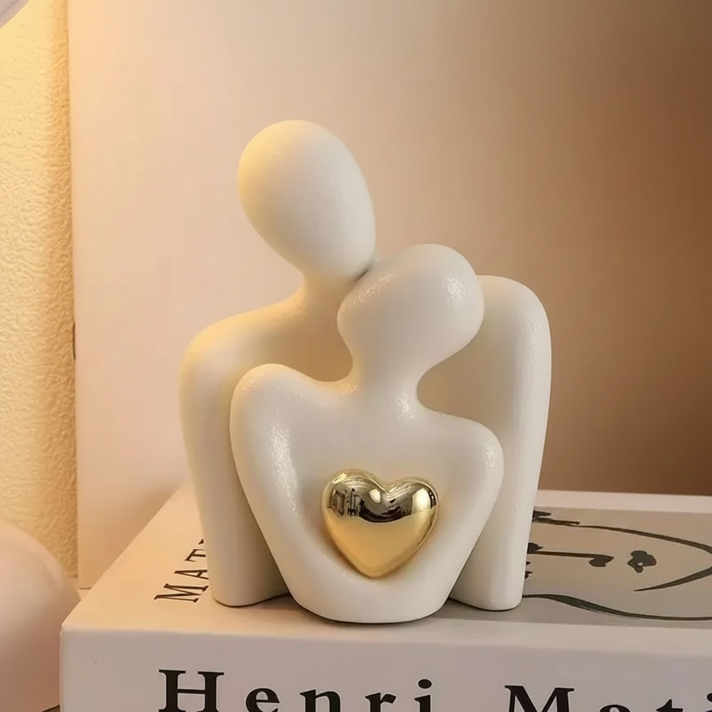 Statue Amour Romantique fond crème marron