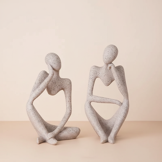 Statues penseurs abstraits fond crème marron